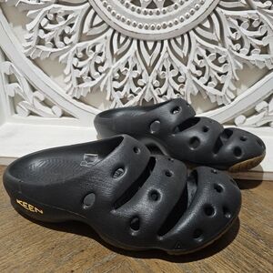 Keen Yogui Black Slip-On Sandals Womens 10 Mens 8